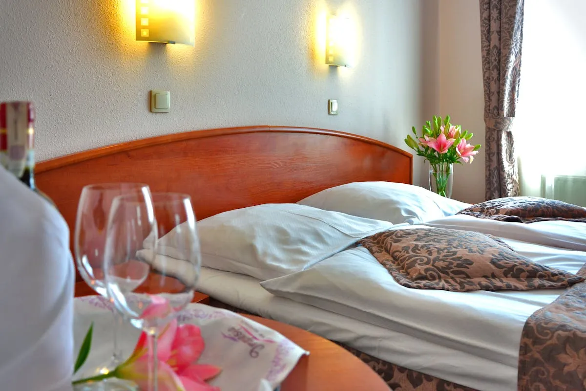 Chambre d'hôtel de luxe à Sherbrooke avec lit aux draps blancs immaculés