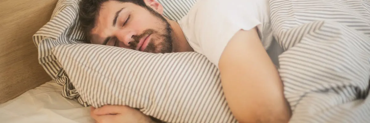 Taches fécales et signes d'infestation de punaises de lit sur un matelas.